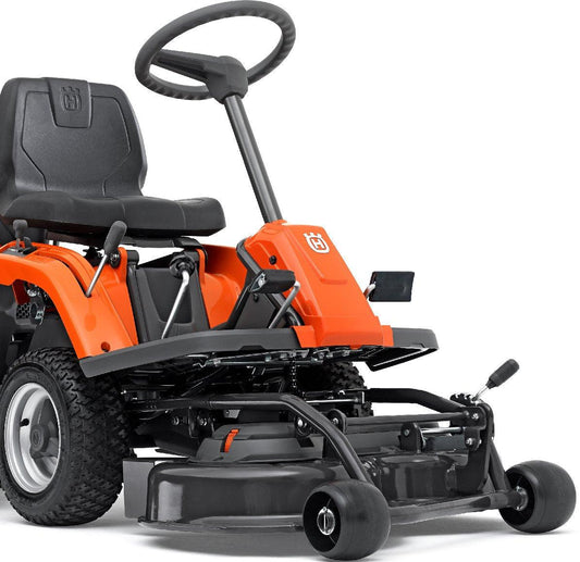 Husqvarna Frontmäher R 112C mit Mähdeck Combi 85 - Winterpaket mit Schneeschild, Gummileiste und Schneeketten