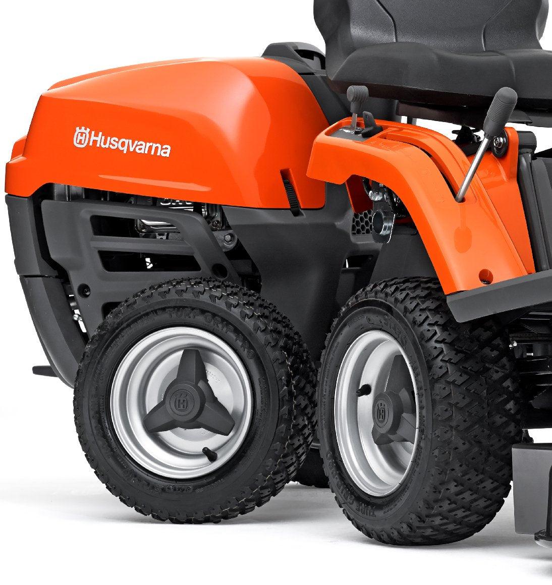 Husqvarna Frontmäher R 112C mit Mähdeck Combi 85 - Winterpaket mit Schneeschild, Gummileiste und Schneeketten