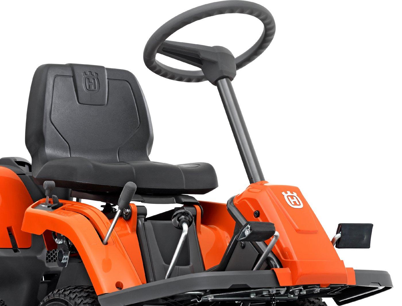Husqvarna Frontmäher R 112C mit Mähdeck Combi 85 - Winterpaket mit Schneeschild, Gummileiste und Schneeketten