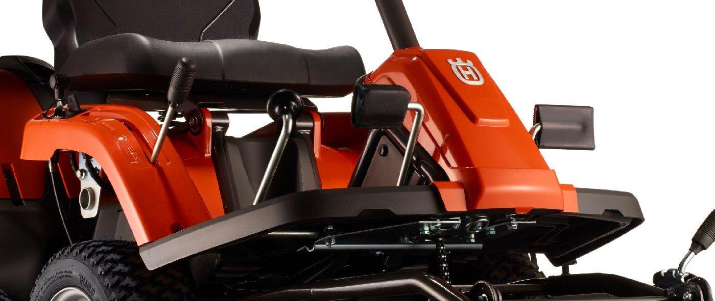 Husqvarna Frontmäher R 112C mit Mähdeck Combi 85 - Winterpaket mit Schneeschild, Gummileiste und Schneeketten
