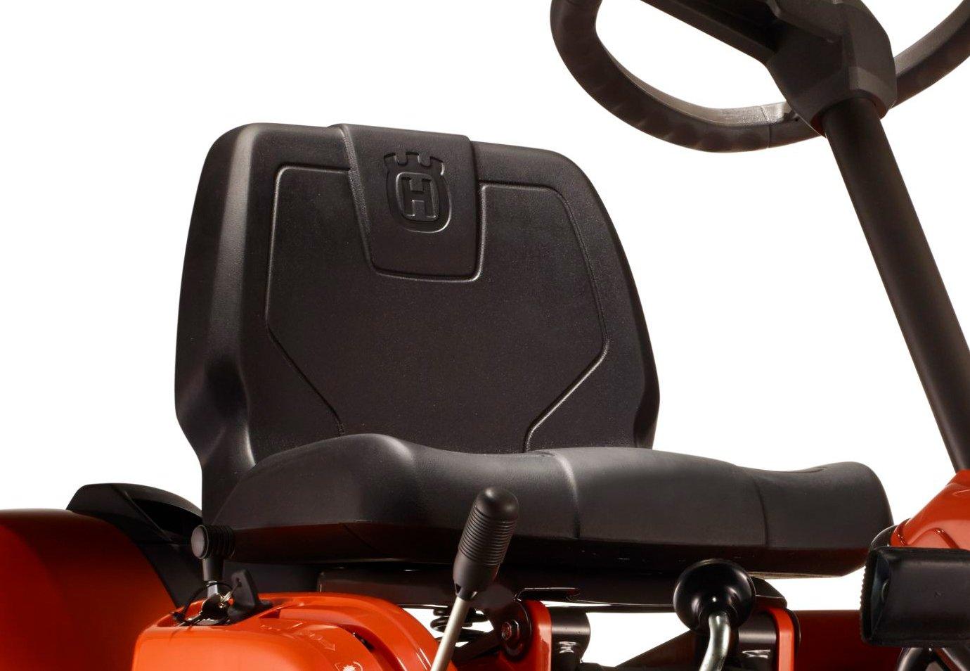Husqvarna Frontmäher R 112C mit Mähdeck Combi 85 - Winterpaket mit Schneeschild, Gummileiste und Schneeketten