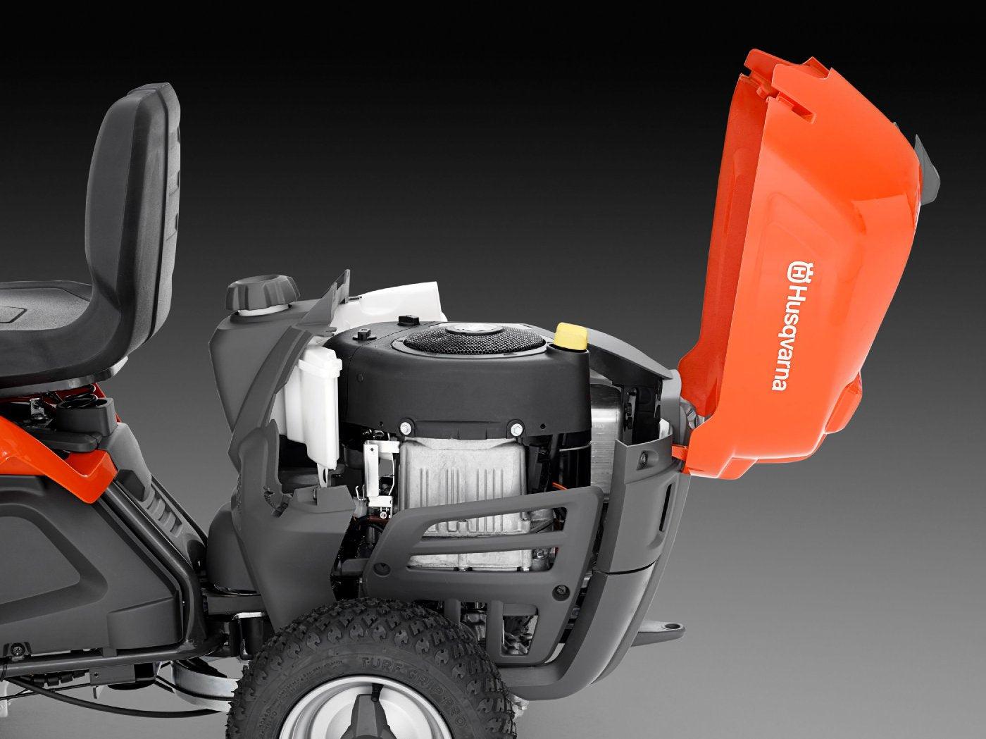 Husqvarna Frontmäher R 112C mit Mähdeck Combi 85 - Winterpaket mit Schneeschild, Gummileiste und Schneeketten