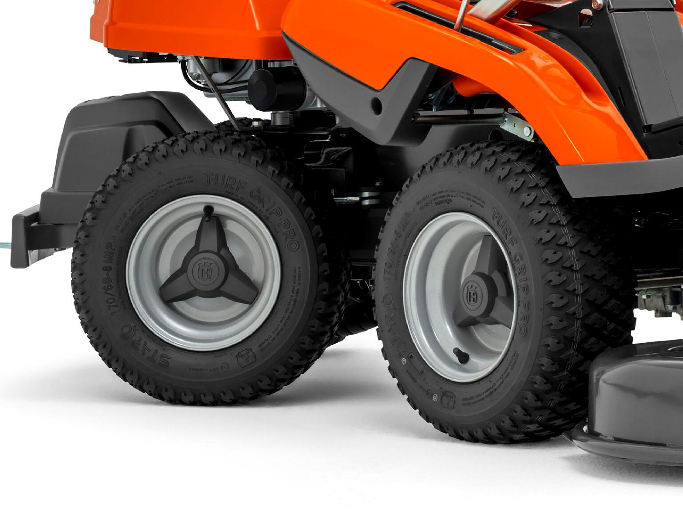 Husqvarna Profi-Frontmäher R 214C Combi 94 Winterpaket mit Schneeschild, Gummileiste, Gewicht und Schneeketten