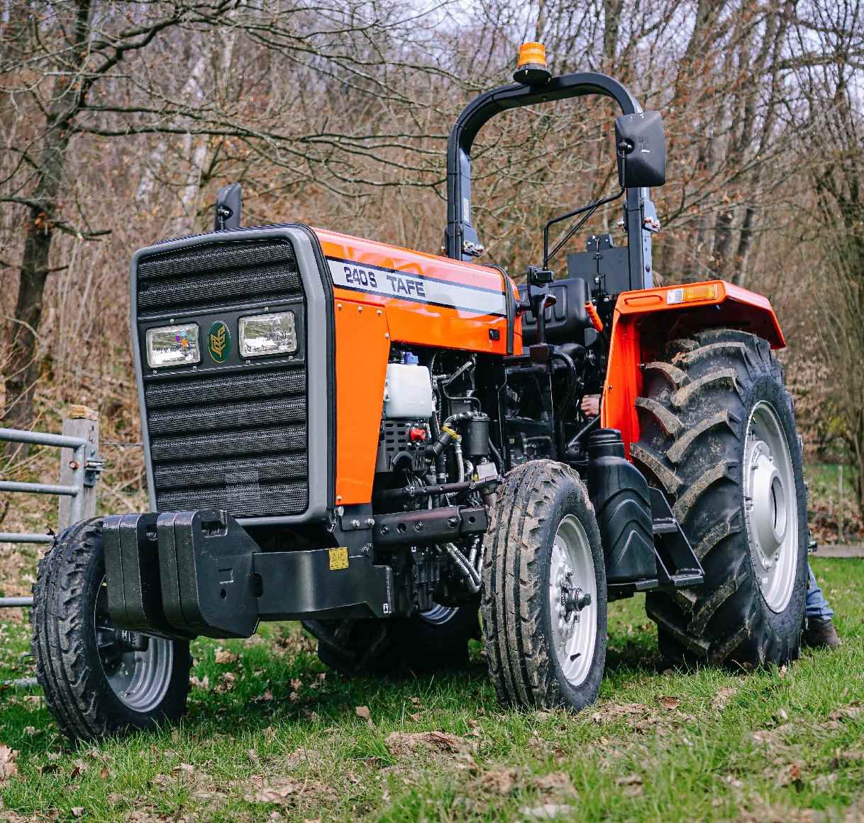 Tafe Classic-Universalschlepper 240S mit AS-Bereifung und Hinterradantrieb