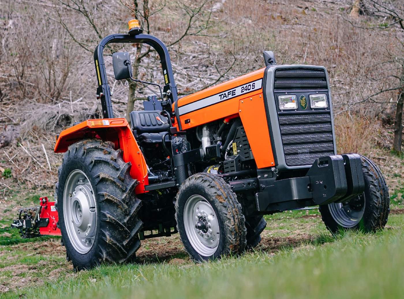 Tafe Classic-Universalschlepper 240S mit AS-Bereifung und Hinterradantrieb