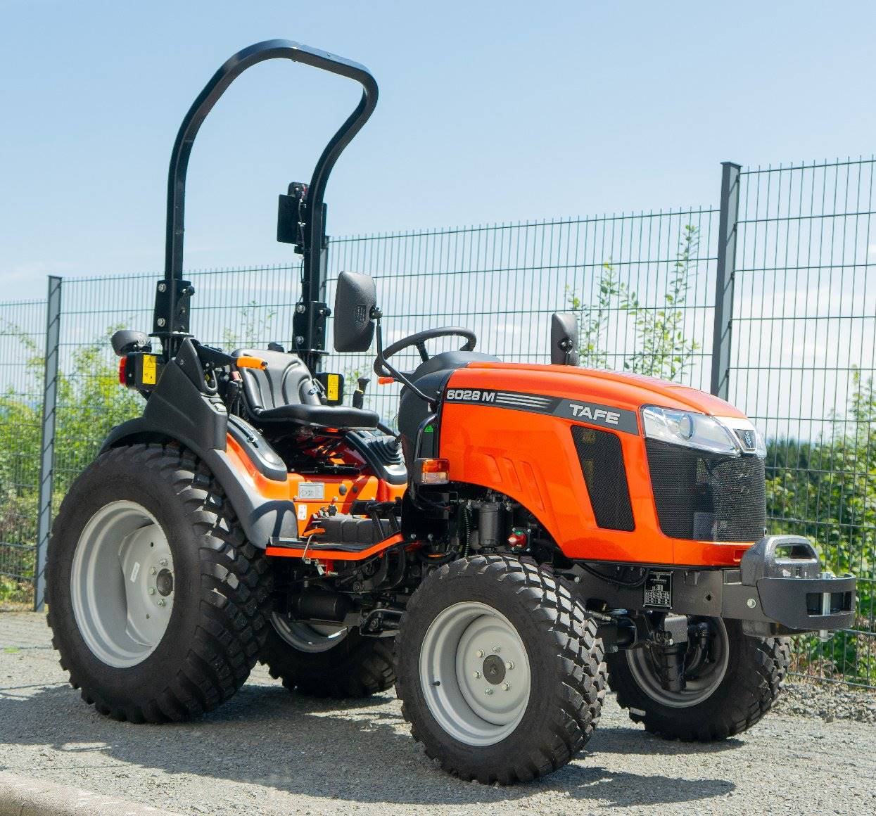 Tafe Allrad-Universalschlepper 6028M Grundmaschine ohne Bereifung - mit hydr. Lenkung